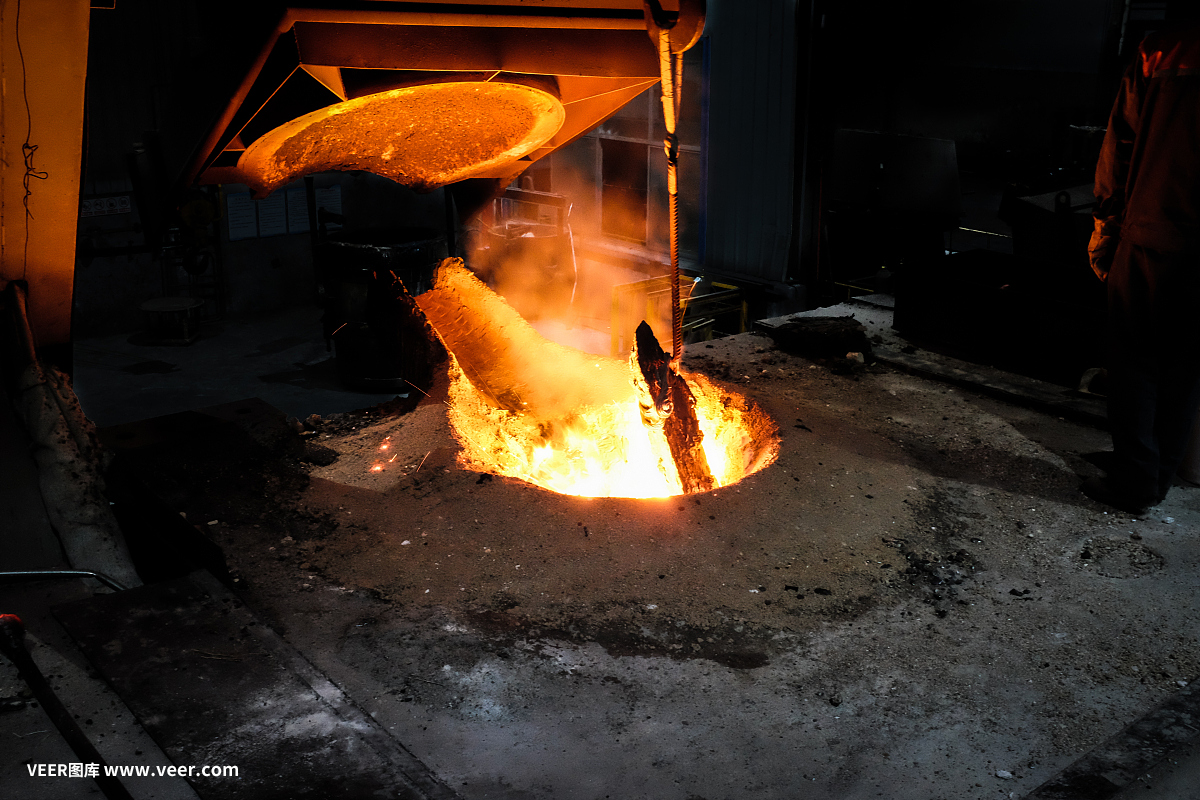 铸造工人为铸造零件熔化金属