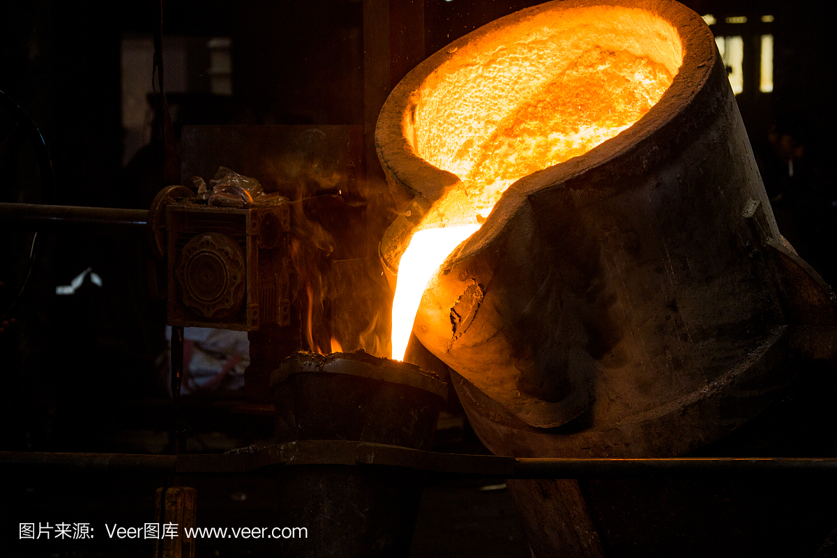 金属配件厂用红色高温火铸造金属的工艺